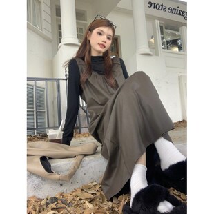 速发洋气咖色pu皮背心连衣裙2024新款V领褶皱收腰气质A字长裙子