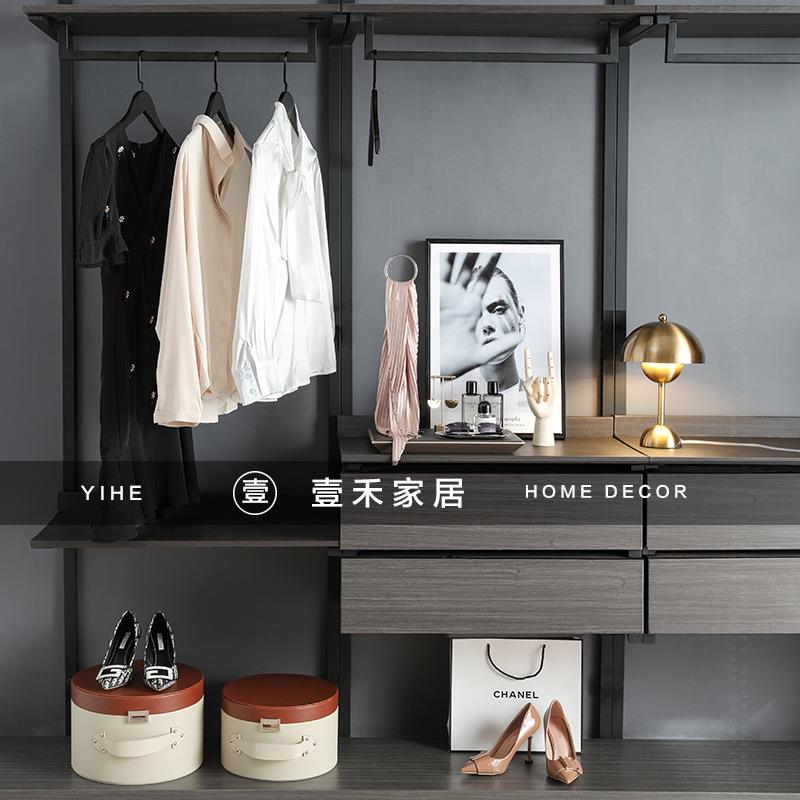 现代简约轻奢样板房衣帽间装饰品摆件展厅开放式衣柜衣服托盘组合