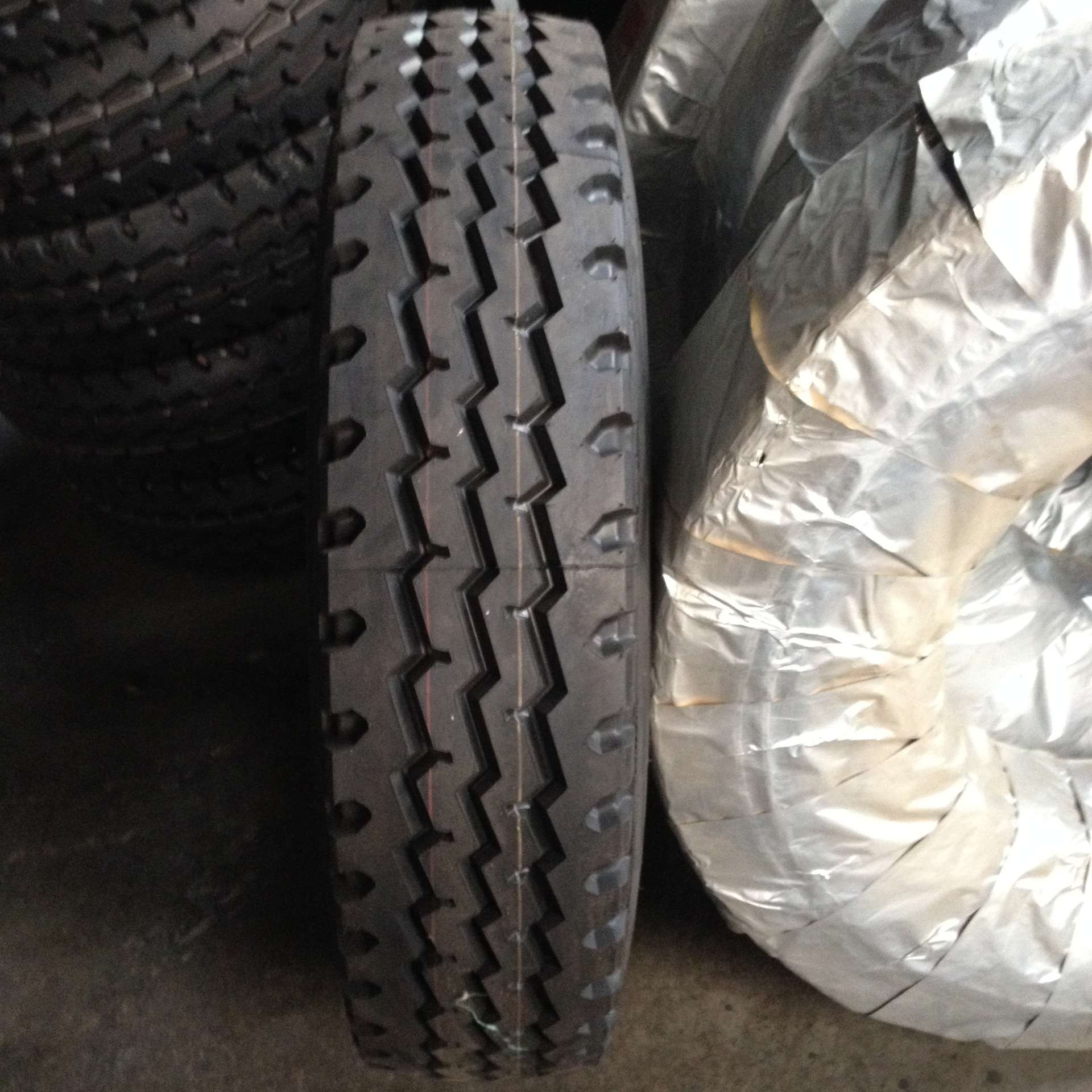 汽车钢丝轮胎 1200R20 卡车工程车子午线轮胎 出口内销 现货销售