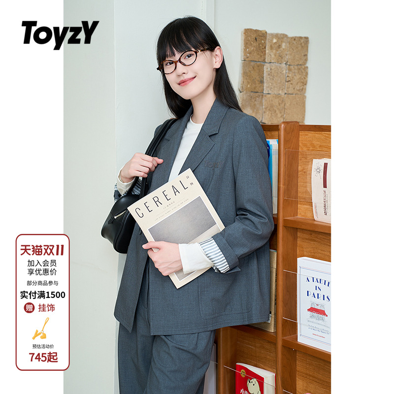 高智感灰色西装，精纺羊毛混纺