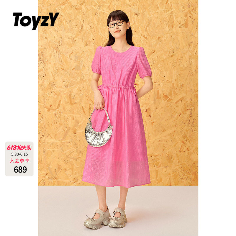 ToyzY2025夏新品多巴胺粉色天丝抽绳收腰度假风泡泡袖连衣裙长款