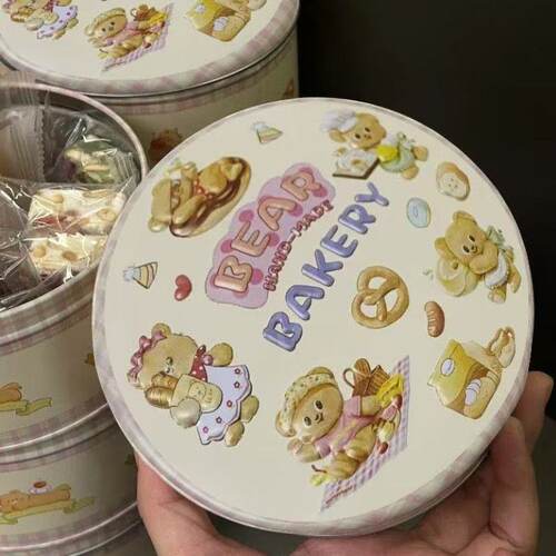 可爱小熊铁盒香葱牛轧糖饼干雪花酥混塔圆形小熊铁罐小吃零食