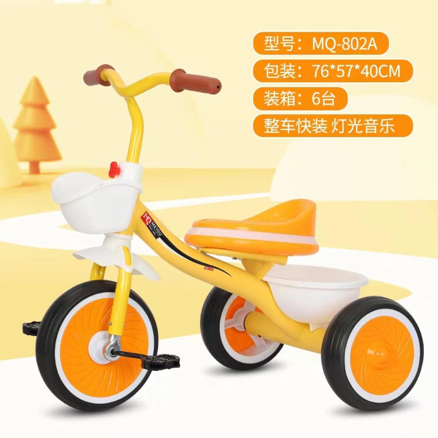 男女小孩脚蹬自行车带音乐灯光