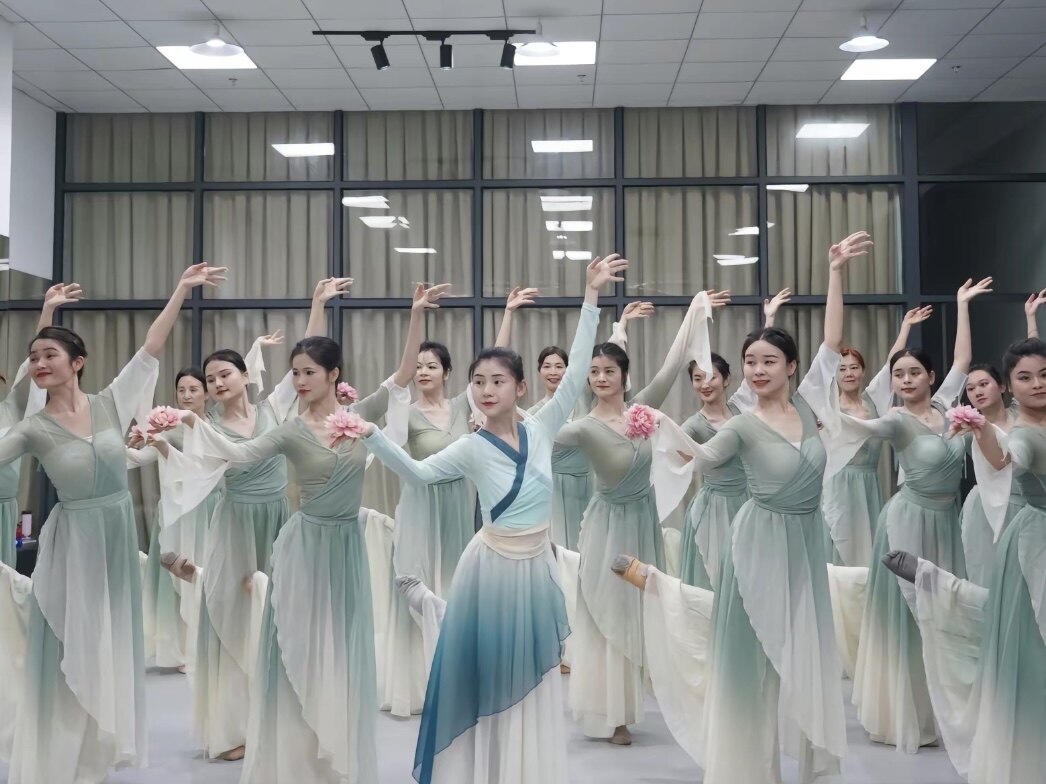 女子群舞梦莲演出服装中国风古典舞舞蹈服飘逸仙气渐变服装练功服