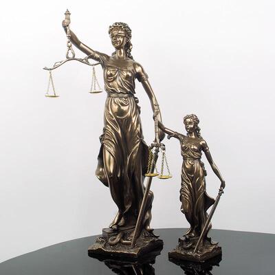 仿铜正义公平公正女神雕塑雕像司法院律师事务所天平法律摆件礼物