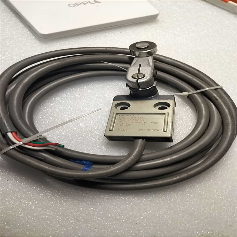 (询价)Omron/行程开关D4C-4420，件成色如图，