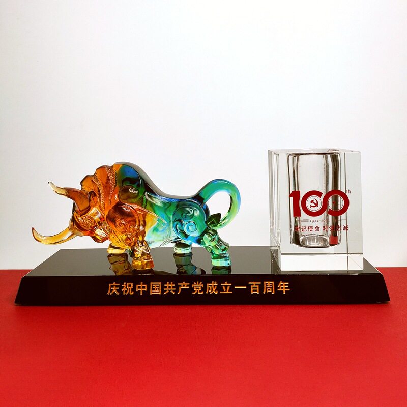 牛气冲天办公桌摆件周年纪念品