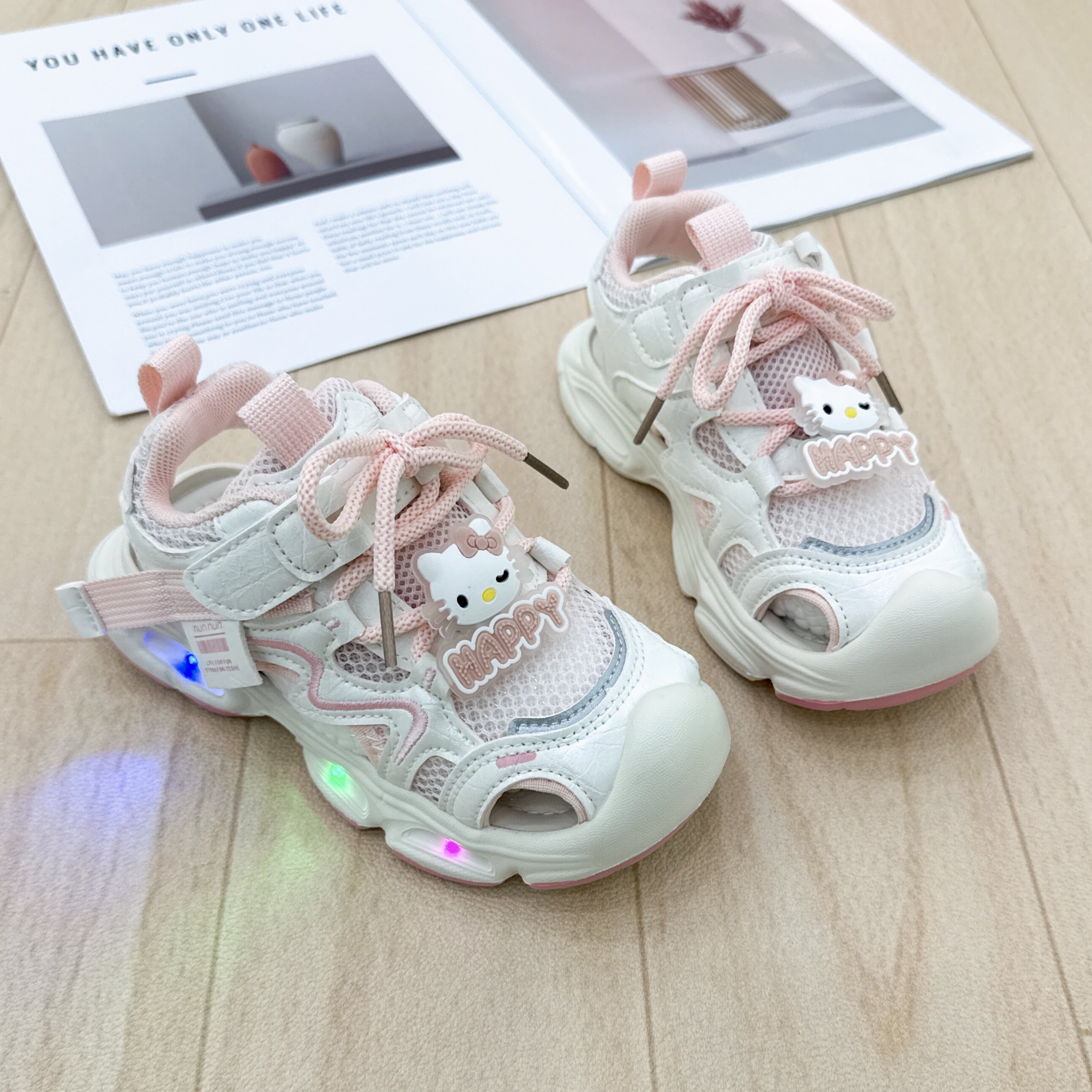 2026夏季新款女童凉鞋镂空透气带灯可爱百搭休闲小童户外运动凉鞋