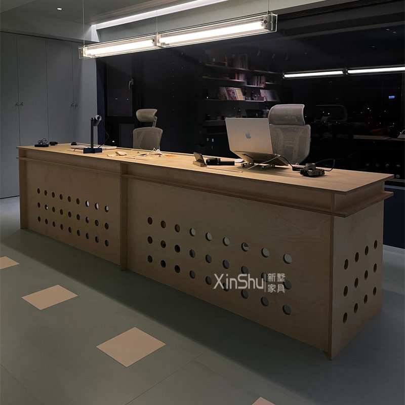 现代简约桦木大板大班台实木洞洞桌工作台公司前台桌办公桌主管桌图片