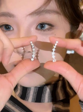 微镶一排式锆石耳环女2025新款爆款闪钻耳扣小众设计弧形耳钉耳饰