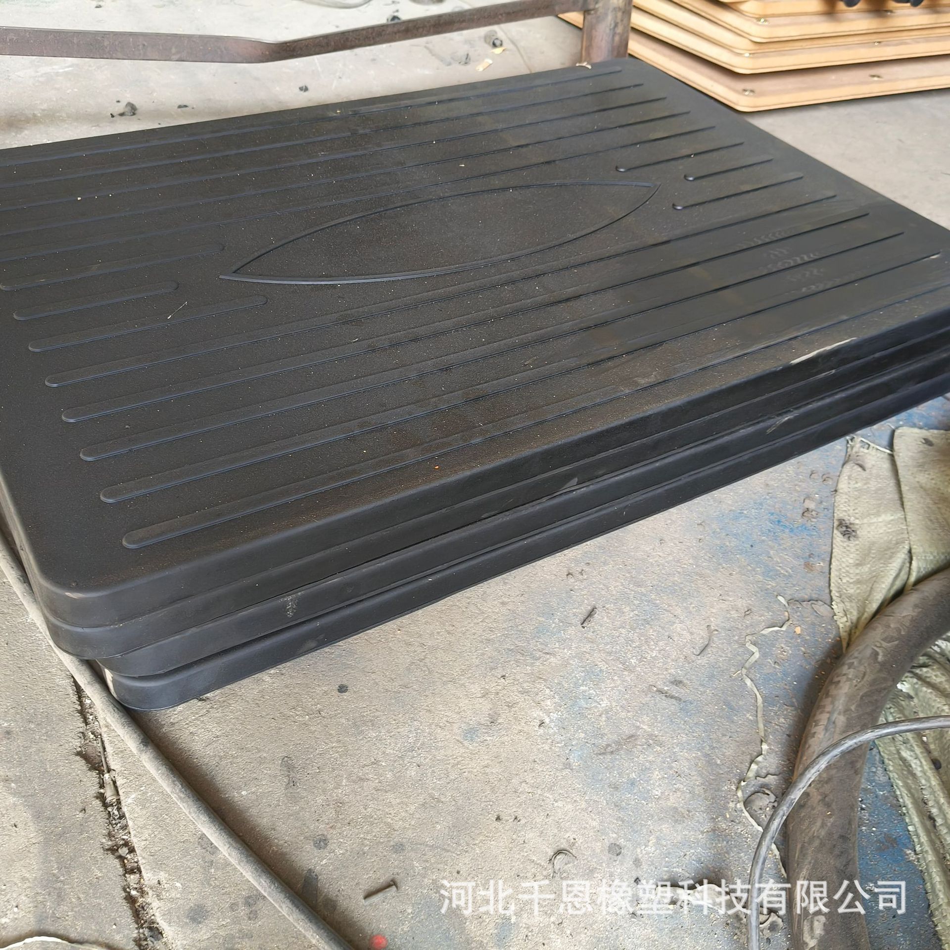 千恩工程机械橡胶缓冲减震垫块