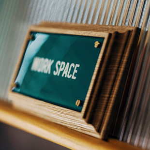 蘑菇空间a 雕刻导视牌实木底座亚克力广告牌设计工作室门牌 复古