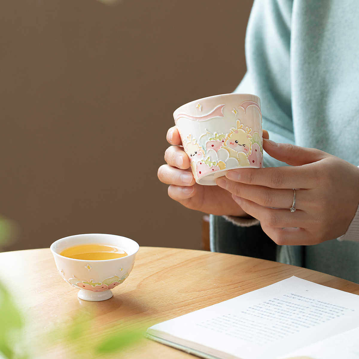 猪口杯陶瓷水杯手绘草莓龙可爱茶具茶杯釉下彩手工陶瓷盖碗果盘