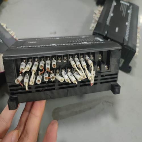 PLC CP1H－X40DT－D一个，CP1W－40E(崽崽配件）