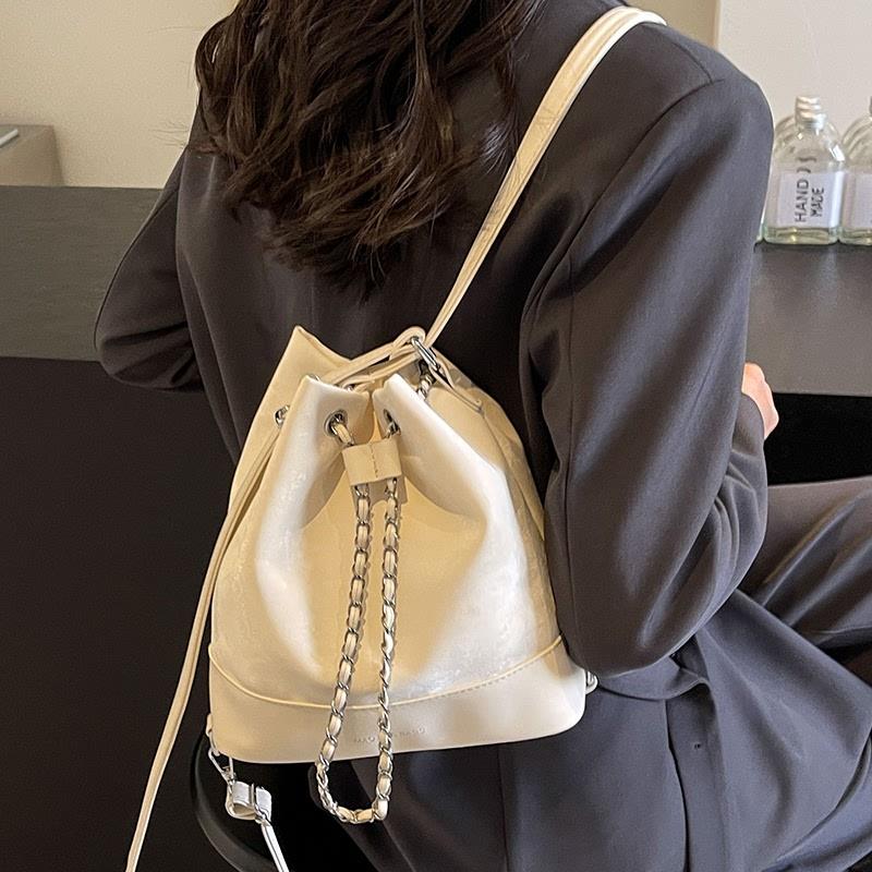 水桶包包女2024新款小众设计链条双肩包女高级感时尚斜挎白色背包