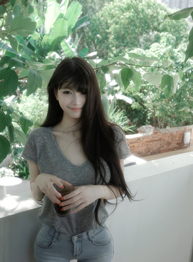 Fiala莱赛尔微透V领短袖上衣正肩t恤夏显瘦紧身丰胯浅色牛仔短裤
