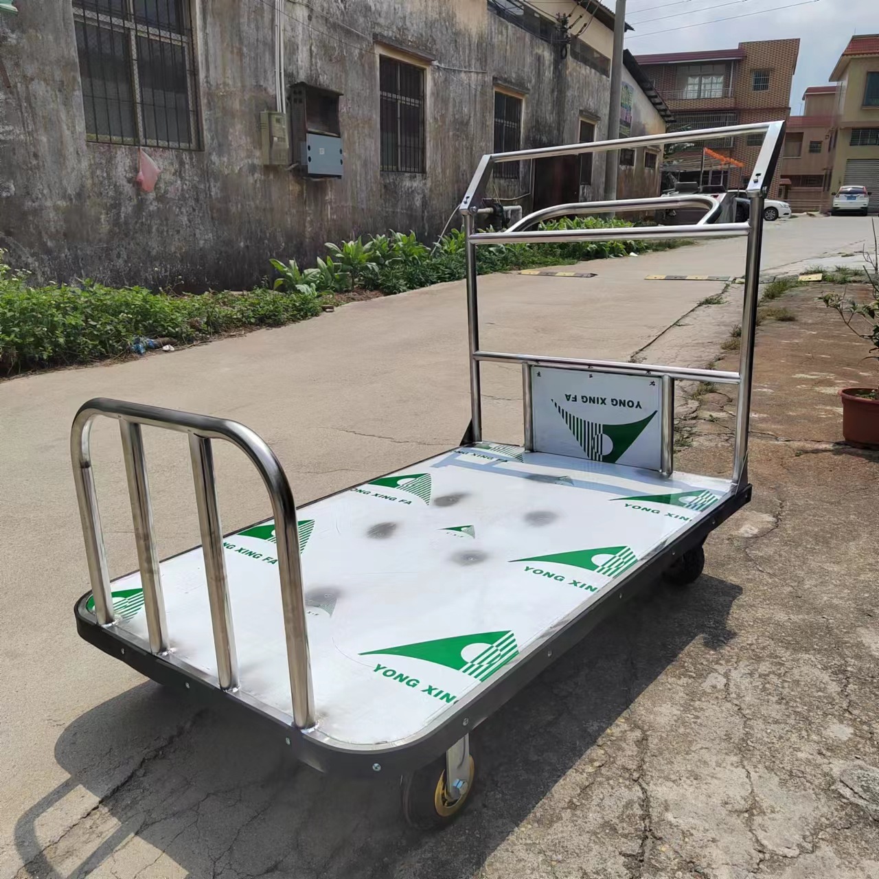 专业生产304或201不锈钢高铁站专用推车带制动平板车异型特殊推车