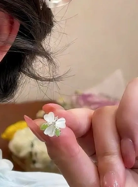 合金耳饰小众设计感清新白绿花朵耳钉饰女超仙温柔气质百搭显白