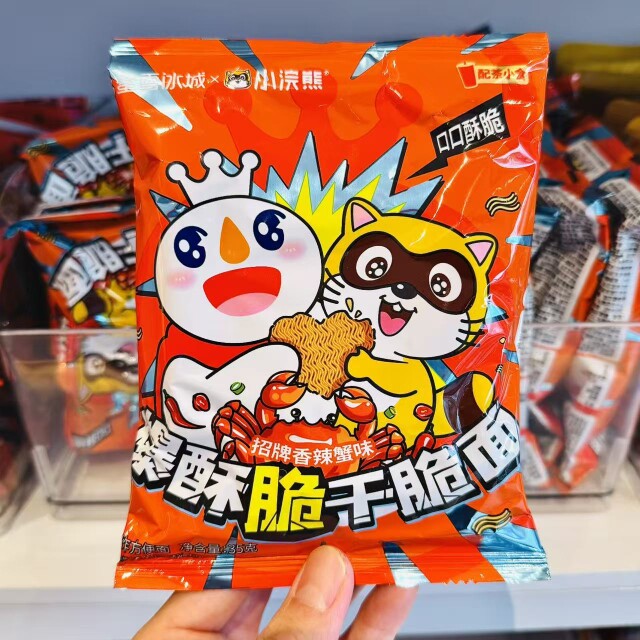 蜜雪冰城小浣熊联名爆酥脆干脆面香辣蟹味35g怀旧零食干吃面代购