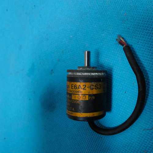 议价欧姆龙100线编码器E6A2-CS3，电压5-12V