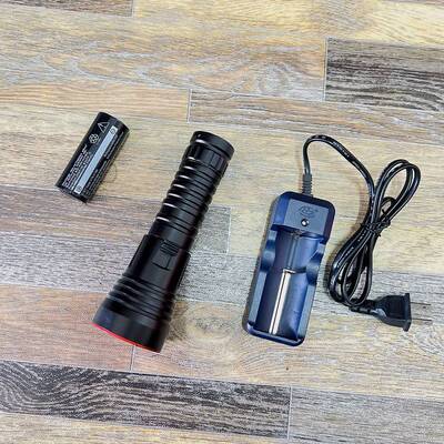 新款LED 潜水手电筒p70.2白光磁控开关铝合金充电26650潜水灯黄光