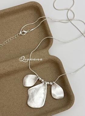 Qianana金属拉丝花瓣毛衣链