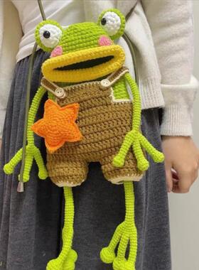 毛线钩针大嘴青蛙手机香肠手工编织diy材料自制背带裤丑萌斜挎包