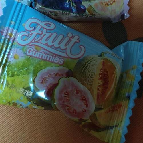 芭乐番石榴黑加仑哈密瓜爆浆夹心软糖网红流芯解馋小零食糖果喜庆