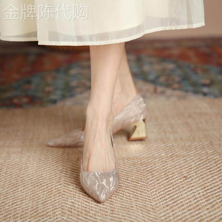 网红宽脚妈妈婚礼大码女士婚礼鞋2025夏季新款百搭幸福婆婆鞋配旗