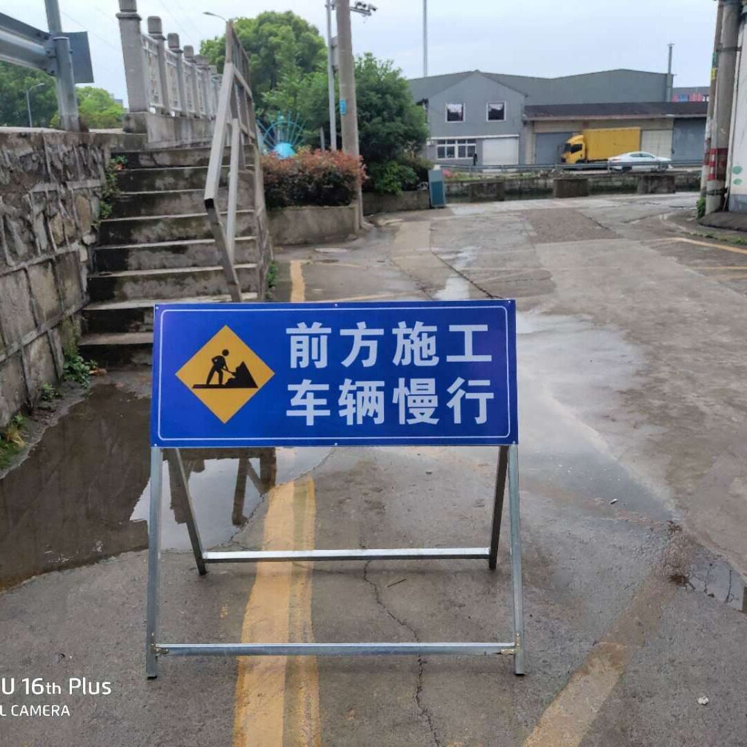 施工标识牌夜间反光双重保护