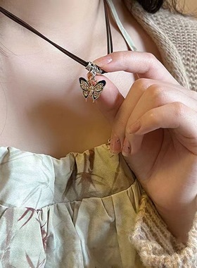 复古皮绳蝴蝶吊坠项链女2023新款潮小众设计锁骨链甜酷辣妹颈链