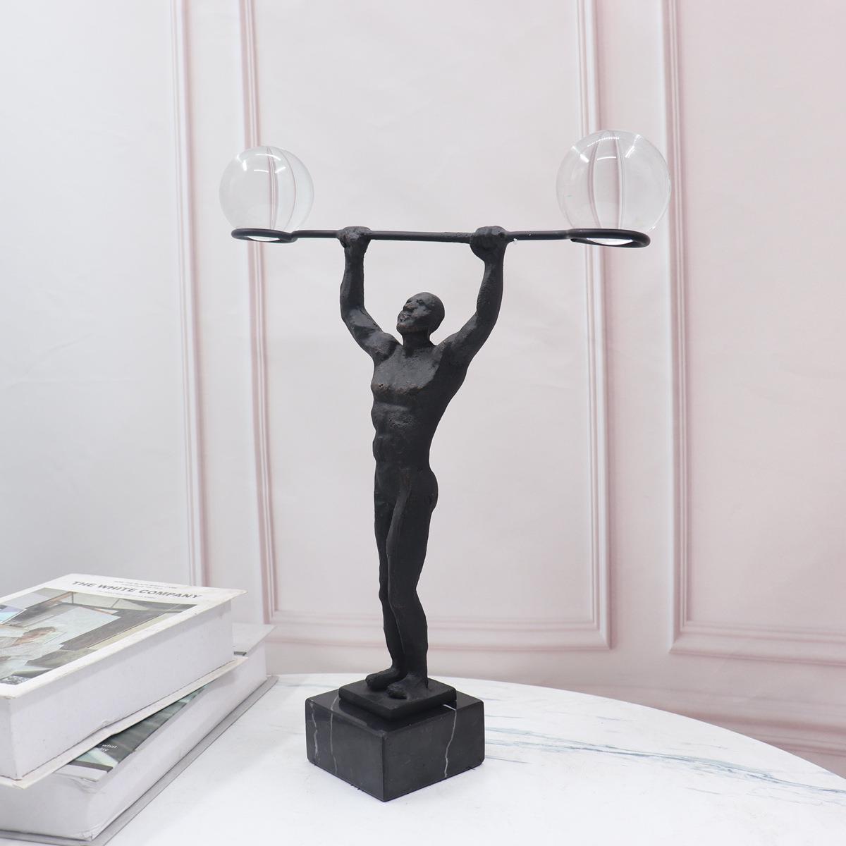 北欧现代轻奢雕塑水晶铸铁举重人摆件样板房间软装饰品家居摆设