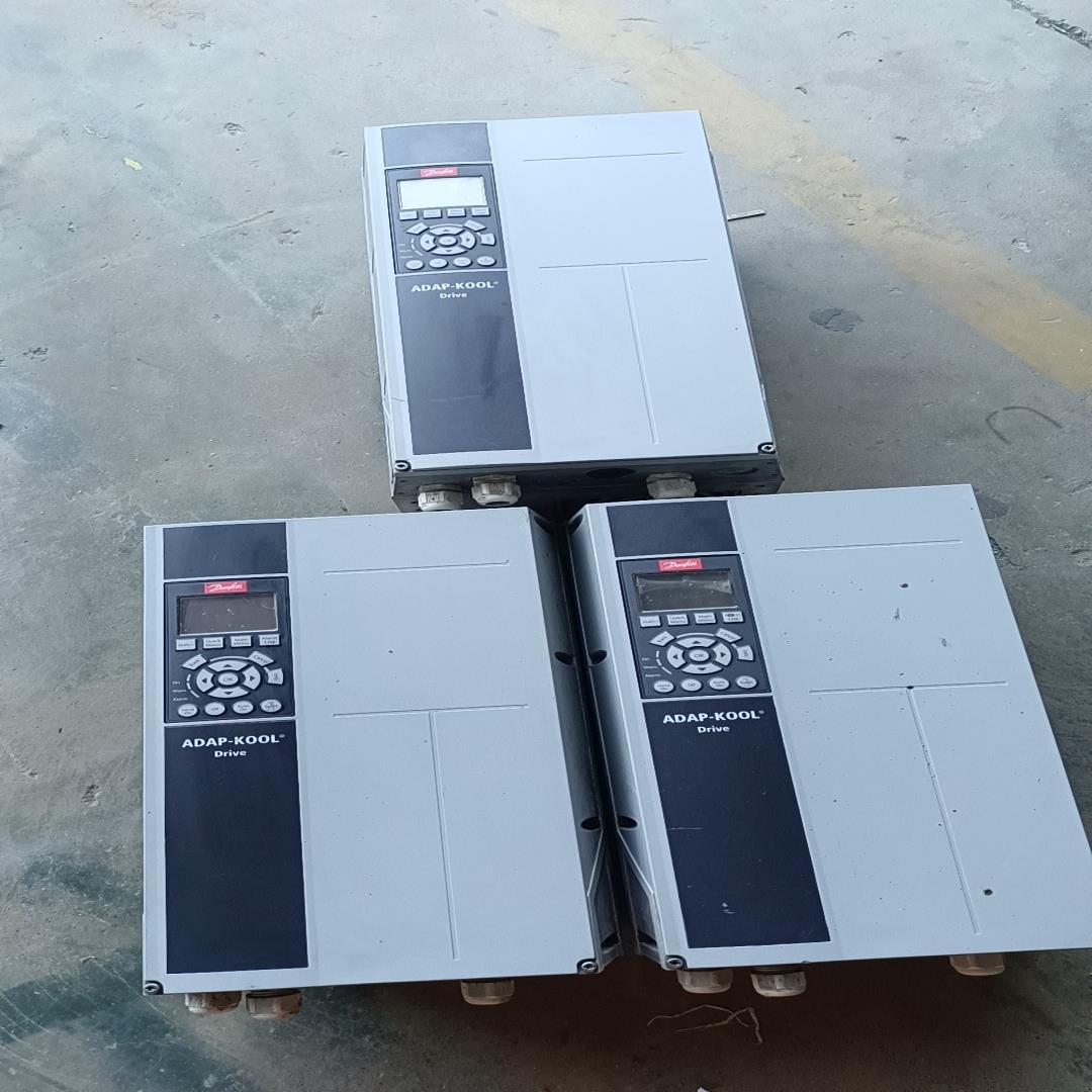 AKD102P4K0T4P55H1 2台AKD102P7K5~议价