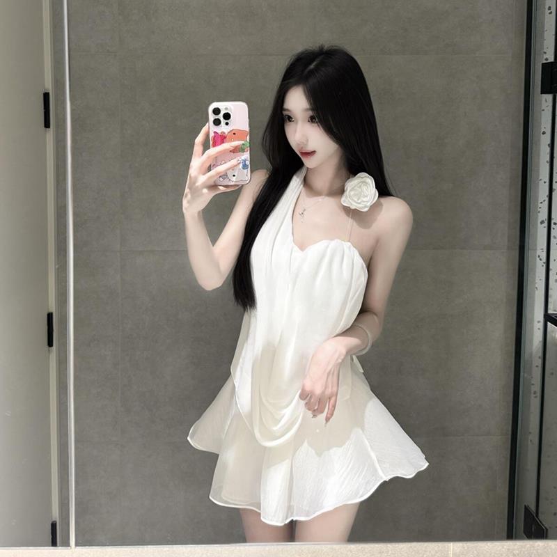 法式纯欲白色连衣裙子套装女度假花朵挂脖抹胸吊带上衣半身裙夏季