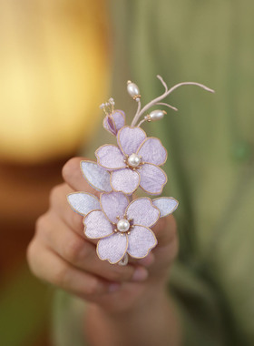 紫色掐丝花朵胸针女款2025新款中式胸花布艺衣服别针固定旗袍装饰