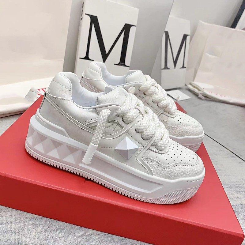 欧货情侣款大铆钉运动休闲板鞋男新款真皮厚底面包鞋增高小白鞋女