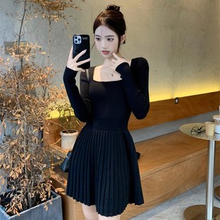 黑色长袖针织连衣裙女秋冬季新款法式气质方领收腰显瘦百褶短裙子