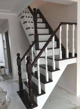 别墅阁楼木楼梯红Le灯网QTL白色钢化光玻璃护栏实木立柱d扶实手护