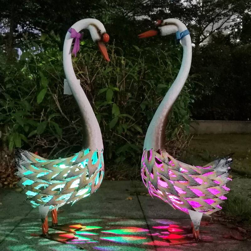 别墅花园阳台造景户外草坪庭院装饰太阳能变色灯唯美天鹅摆件对装