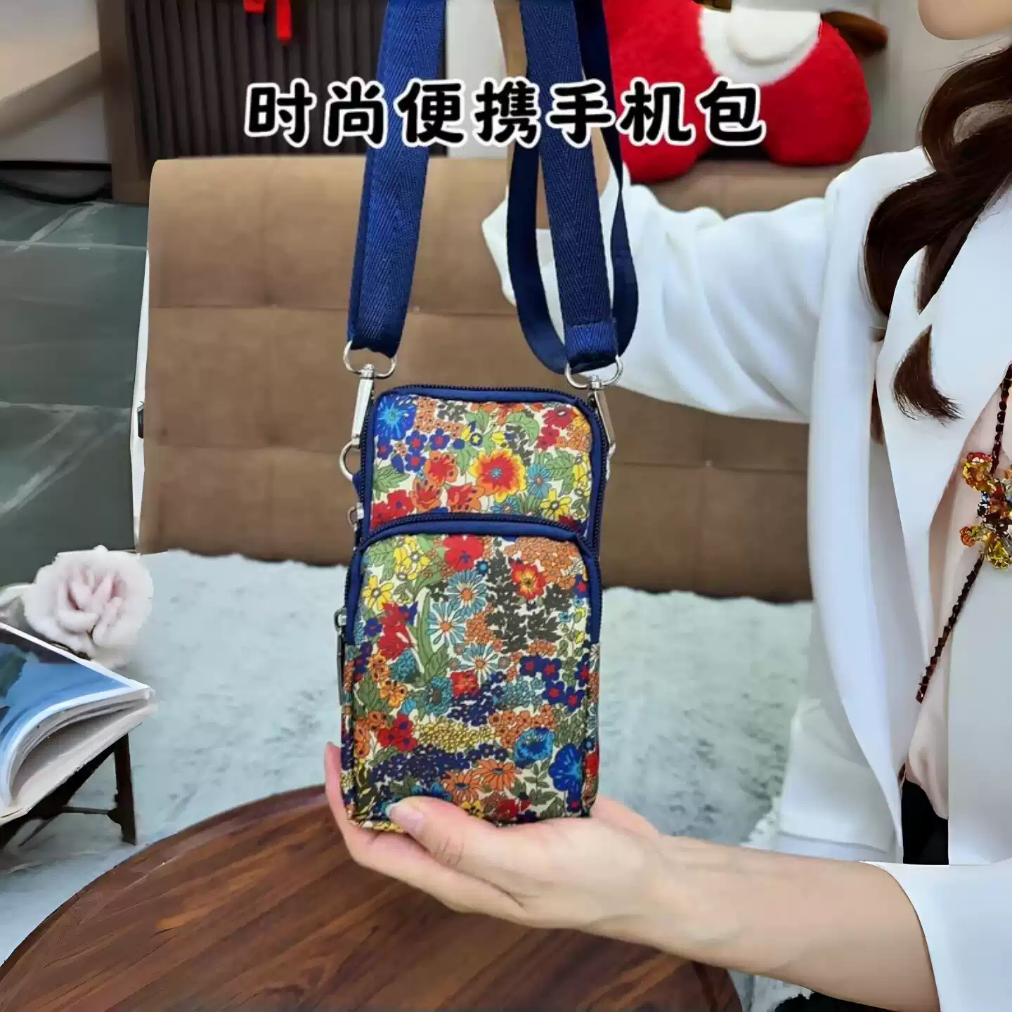 女士妈妈斜挎手机包新款迷你小包简约百搭大气出门方可携式带手腕