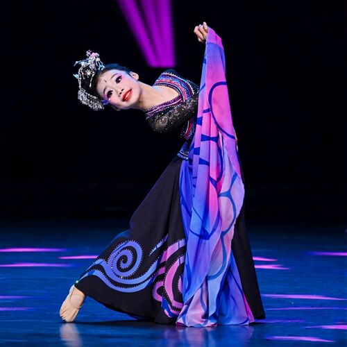 儿童演出服女童独舞蝴蝶彝族舞蹈服大裙摆彩色披肩少数民族表演服