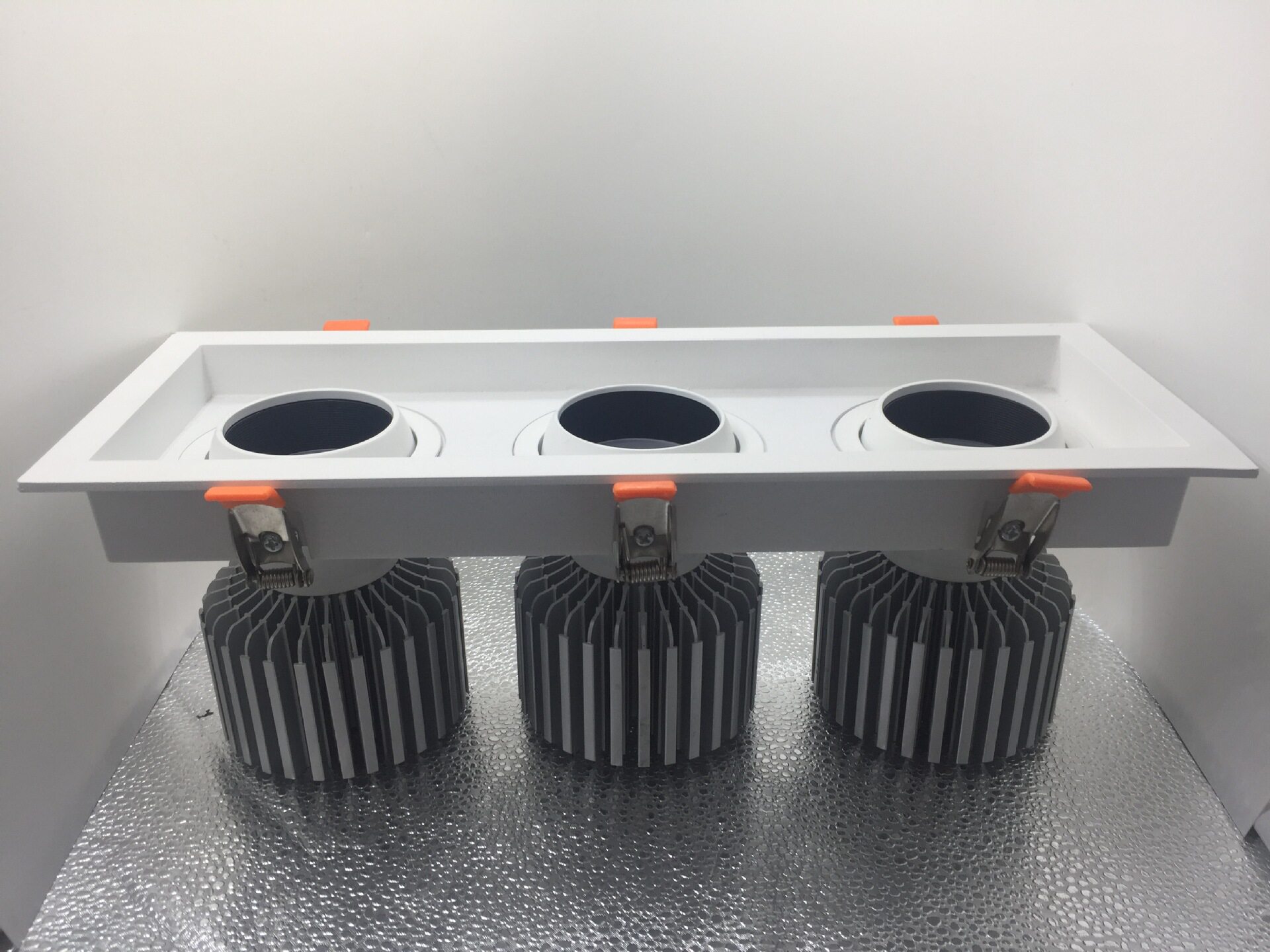 三头牛眼灯3*35W