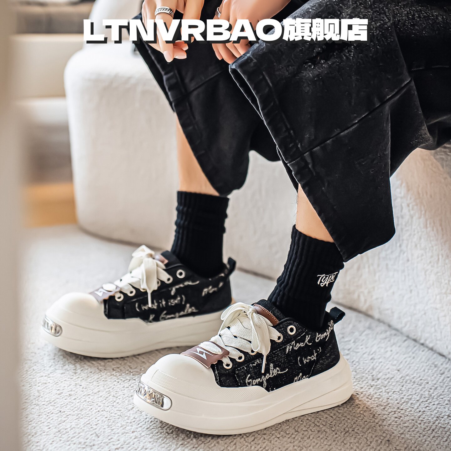 LTNVRBAO男生黑色刺绣帆布板鞋