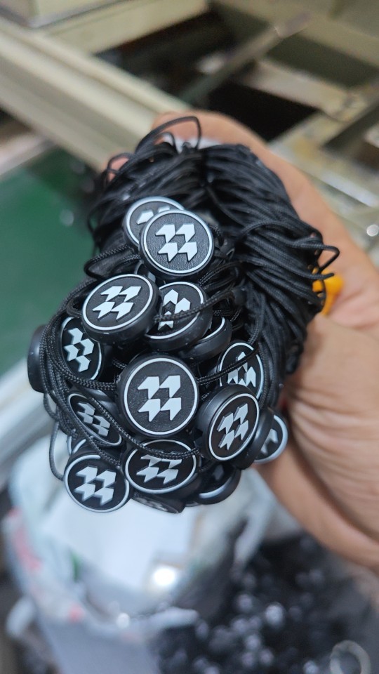 服装吊粒 双插吊粒烫金滴胶工艺 服饰吊牌挂绳设计图片