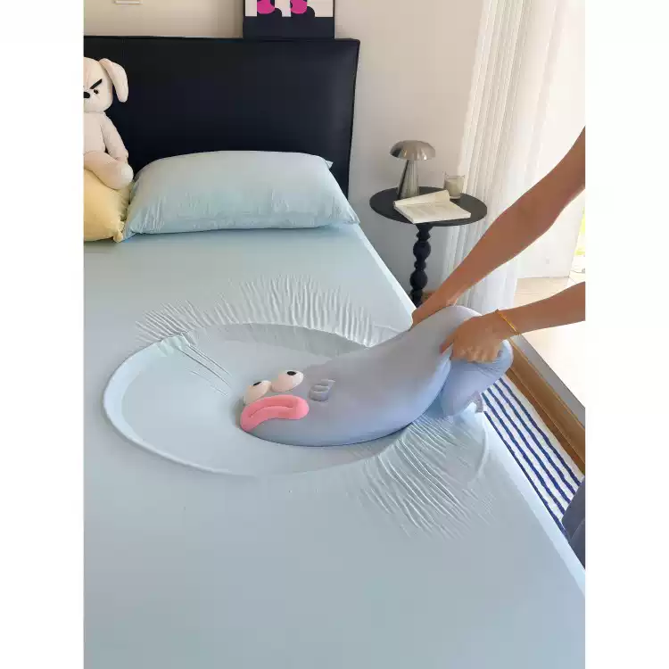 冰皮丑鱼抱枕冰丝靠枕头沙发夏季