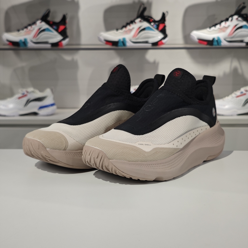 李宁正品SOFT GO男子反光轻质透气柔软舒适潮流休闲鞋AGLU105-31