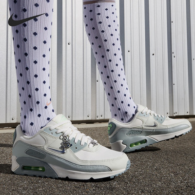 Nike/耐克正品Air Max 90女士低帮气垫减震耐磨跑步鞋FN6948-100