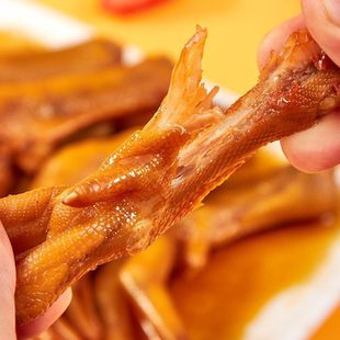 爱尝龙岩泡鸭爪卤味批发香辣客家汤汁醋泡鸭掌小零食网红带小零食