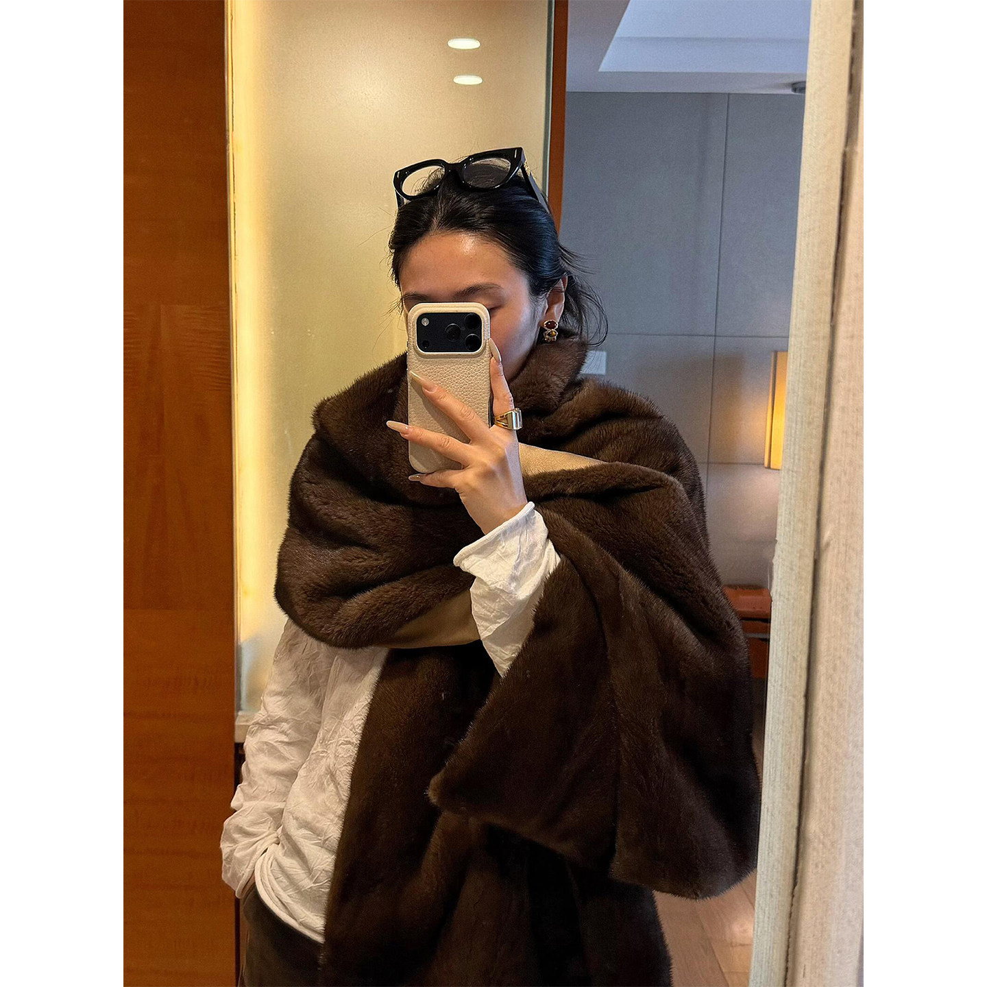 THEHOYAN 设计师25秋冬新品芬兰进口咖啡本色水貂披肩围巾 SOLSOL,女装/女士精品,皮草,淘宝优惠券,粉丝福利购,淘宝优惠卷