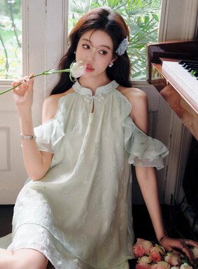 Three Quarters 绿色新中式剪花露肩盘扣挂脖连衣裙新款女夏季